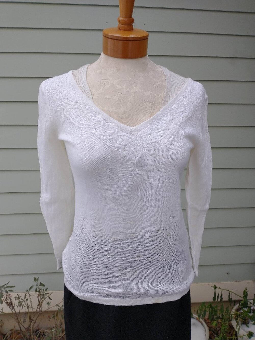 Sweater: white, embroidered linen. Size medium - by Ralph Lauren